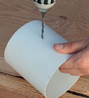 Solcelle ventilator: Bor hul i røret Solcelle ventilator: Bor hul i røret